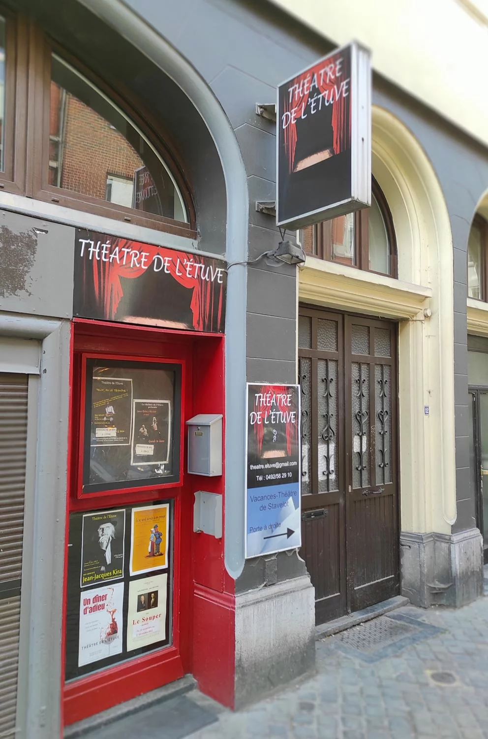 Salle du Théâtre de l'Étuve avec ses sièges rouges caractéristiques